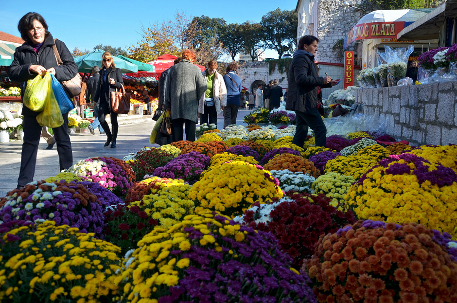 Cvijeće uoči Dušnog dana i blagdana Svih svetih (Foto: Ivan Katalinić / Antena Zadar)