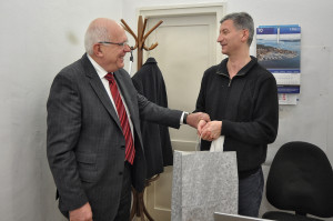 Gradonačelnik Vrančić tradicionalno dariva i Mladena Bajla (Foto: Žeminea Čotrić / Antena Zadar)