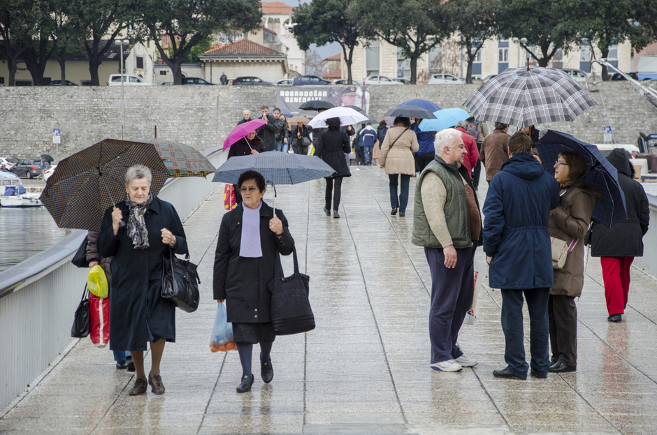 Kiša, kišobrani (Foto: Ivan Katalinić / Antena Zadar)