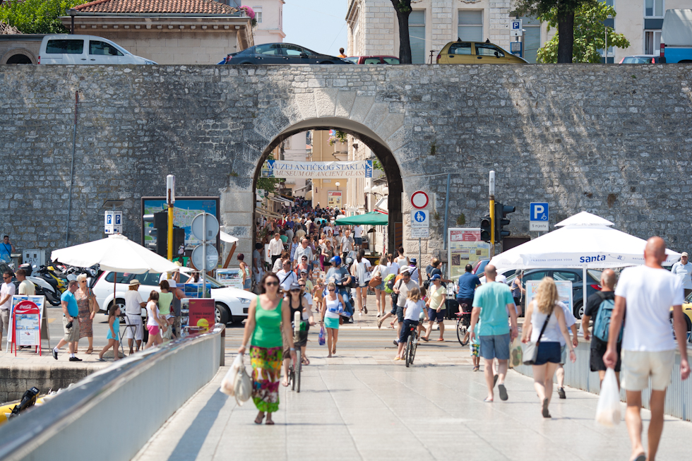 Most, turisti, prolaznici, ljudi (Foto: Mateo Smolić - Ročak)