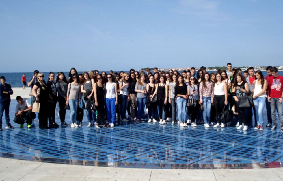 Drniški školarci na Pozdravu sunca