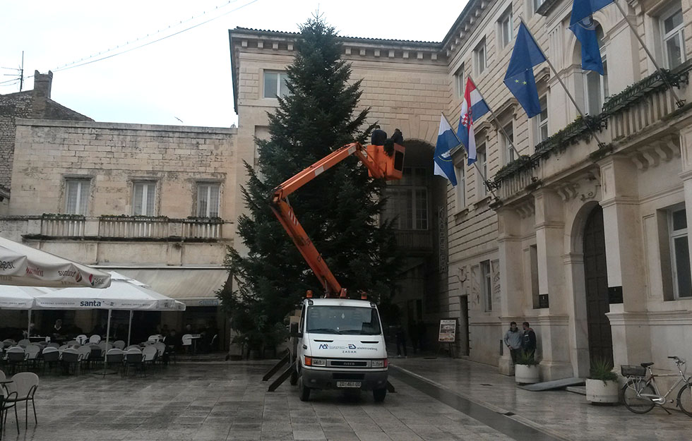 Ukrašavanje jelke na Trgu