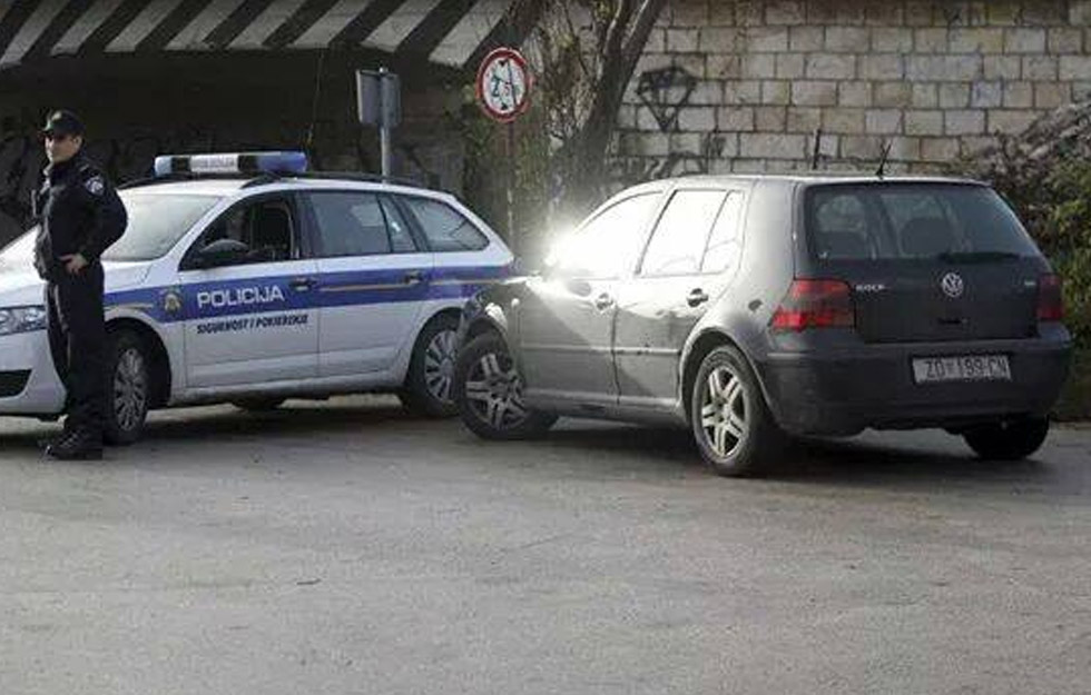 Renov automobil i policija