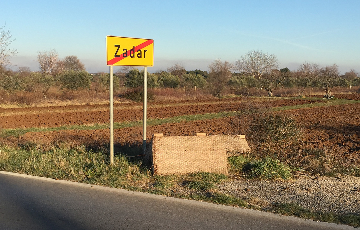 Odbačeni kauč na izlazu iz grada