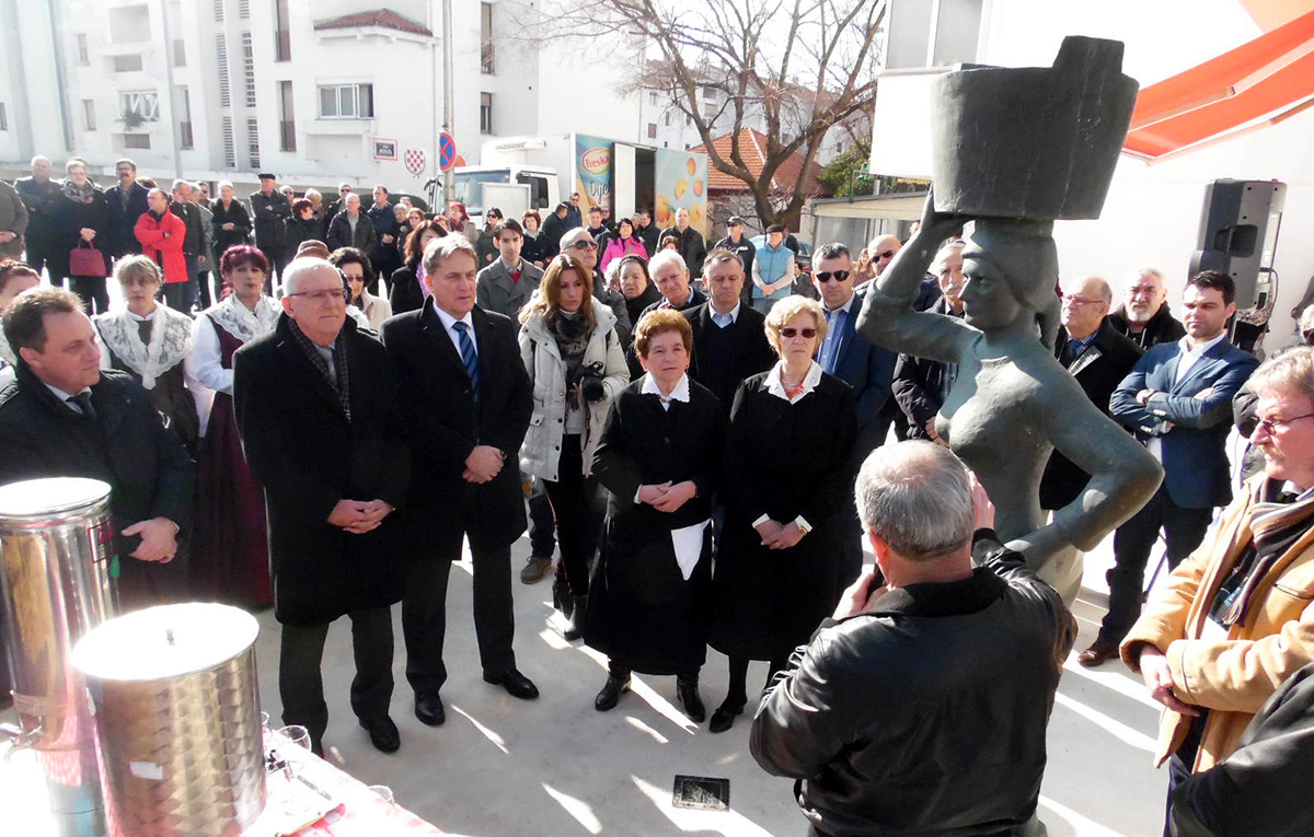 Otvaranje spomenika Špini