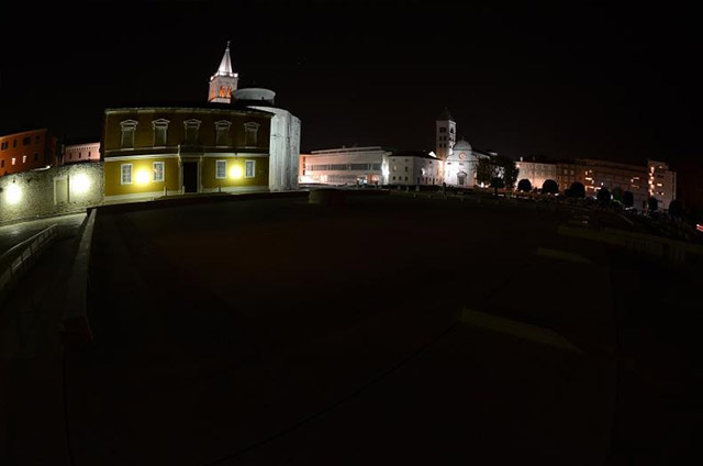 Sat za planet Zemlju u Zadru, Forum u mraku