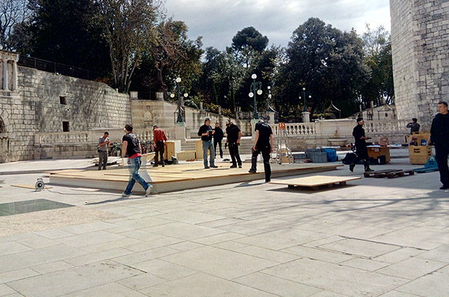 Postavljanje platoa za BMW na Trgu Petra Zoranića