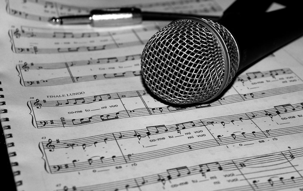 Mikrofon note pjesma pjevanje (Foto Agencija Zarapix - Pixabay)