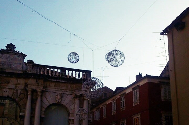 Božić, ukrasi, kugle, 2015-2016 Foto Agencija ZARAPIX