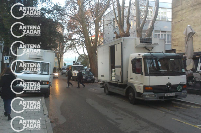 Kamioni kod osnovne škole