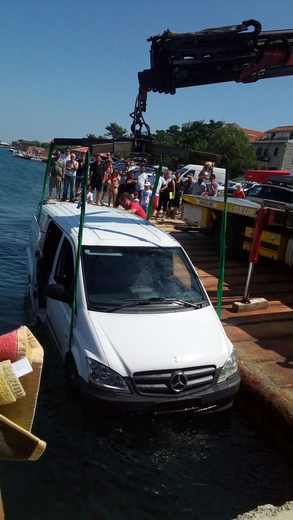 Kombi u moru na Pašmanu