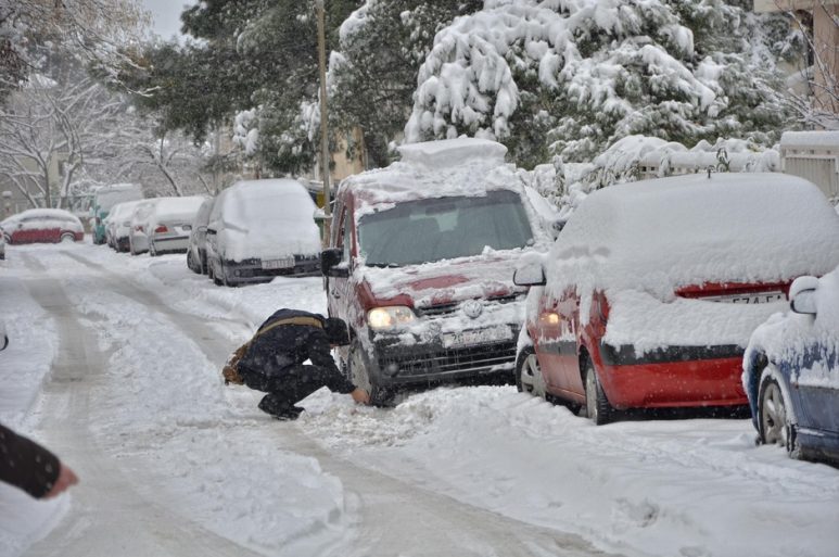 Snijeg u Zadru, postavljanje lanaca (Foto: Ivan Katalinić / Antena Zadar)
