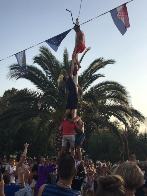 Skidanje prsuta-Gospe od sniga_n