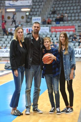 BARBARA I TOMISLAV RUZIC SA SINOM MIHAELOM I KCERI ZAROM