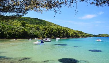 Kukljica_sidrište_na plaži