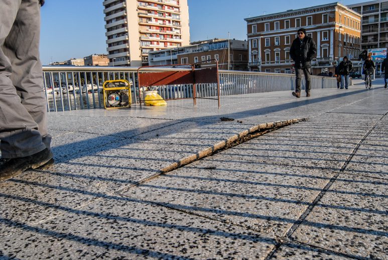 most,podignute ploče