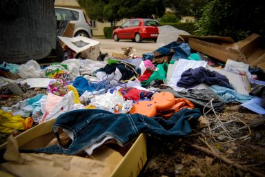 smece,odbacena odjeca,smetliste