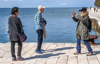 turisti,korejci,riva,sunce