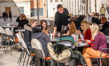 novi caffe,kolona,trg petra zoranića