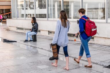 turisti,proljeće,bose noge,ulični svirač