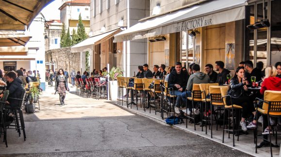 ulicama moga grada-15,kafic,mladi,kava,arkada,the factory bar