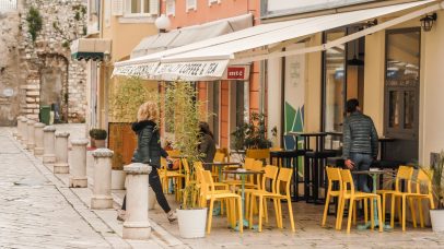 ulicama moga grada-18,kafic,prazne stolice