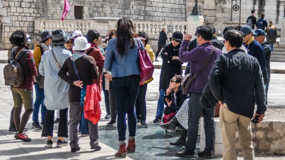 ulicama moga grada-18,turisticke grupe,korejci