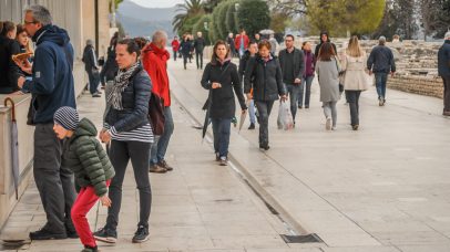 ulicama moga grada-20,oblacno,setnja,turisti