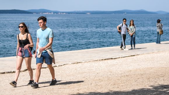 ulicama moga grada-30,riva,turisti,proljece,kratke hlace