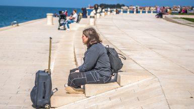 ulicama moga grada-32meditacija,kofer,turisti