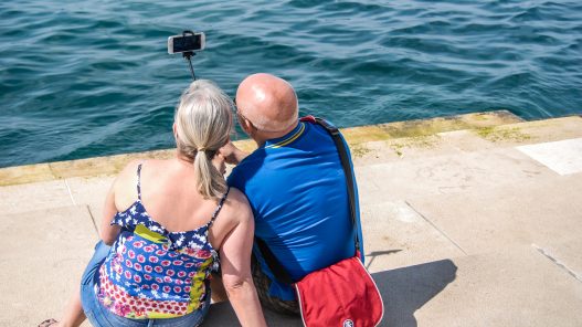 ulicama moga grada-38, ljubav, umirovljenici,selfie