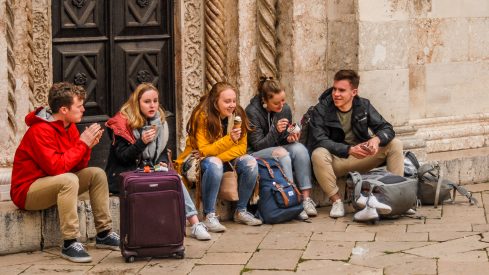 ulicama moga grada-7,turisti,sv stosija,kofer,mladi
