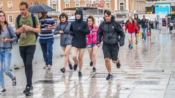 ulicama moga grada,kiša,jugo