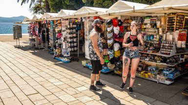 ulicama moga grada-2,standovi,tetovaže,suveniri