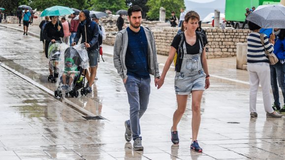 ulicama moga grada-20,mladi par,kiša