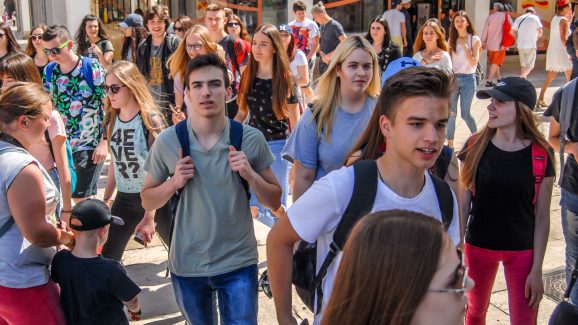 ulicama moga grada-21,ekskurzija,mladi,ruksak