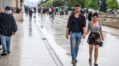 ulicama moga grada,mladi par,kiša,forum