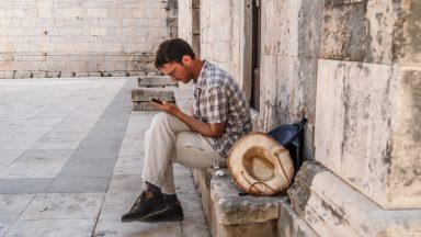 ulicama moga grada-23,sv.krševan,šešir,mobitel