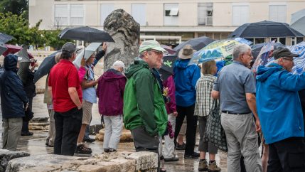 ulicama moga grada,turisti,kiša