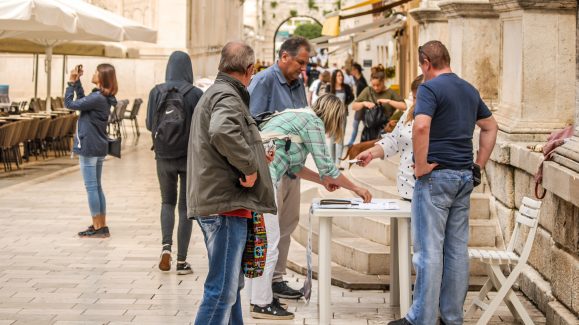 ulicama moga grada-26,potpisivanje peticije,narodni trg