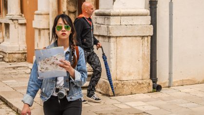 ulicama moga grada-28,turisti,kišobran,karta