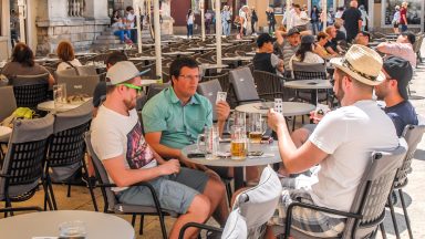 ulicama moga grada-29,karte,pivo,kafić,muško društvo