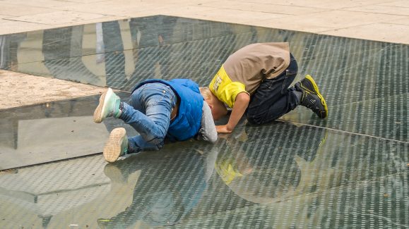 ulicama moga grada-31,dječja igra,ostakljeni pod