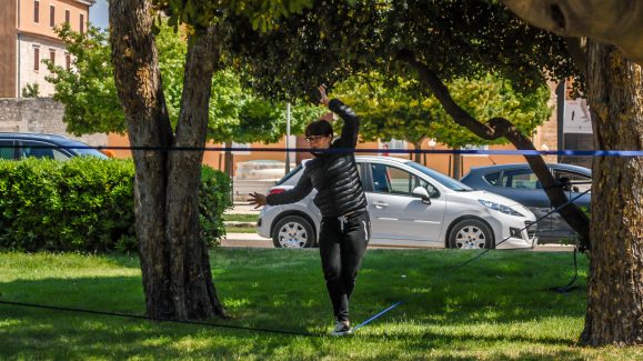 ulicama moga grada-36,hodanje po konopu,ravnoteža