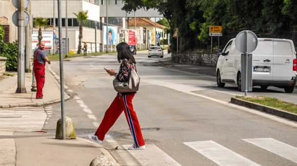 ulicama moga grada-40,mobitel,torba,trenerka