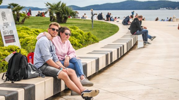 ulicama moga grada-6,odmor,turisti,ruksak,pozdrav suncu