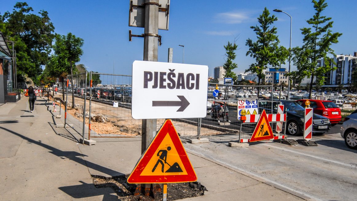 ulicama moga grada,pješaci,zatvorena cesta