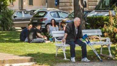 ulicama moga grada-9,klupa,umirovljenik,štake,piknik