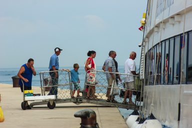 putnici na brod, jadrolinija, ljetne guzve, brod, katamaran