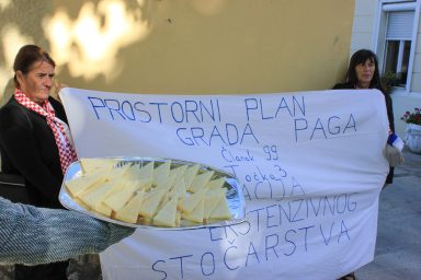 prosvjed pažana ispred županije